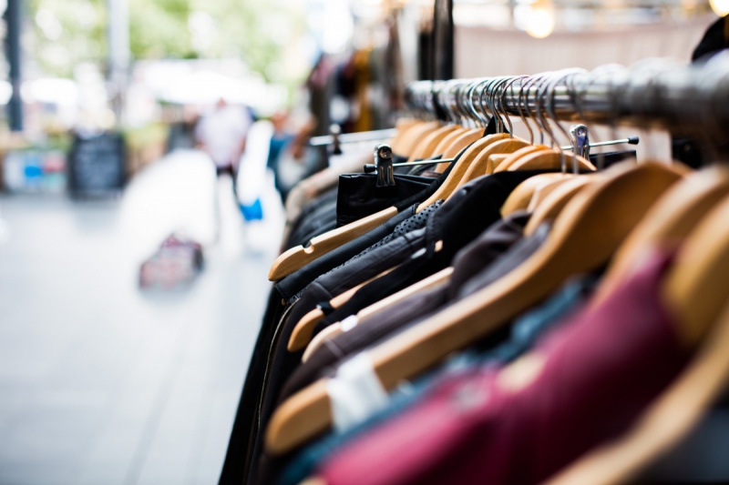 vitrine-LE CANNET DES MAURES-min_blur_close_up_focus_hanger_jacket_market_people_rack-1176303